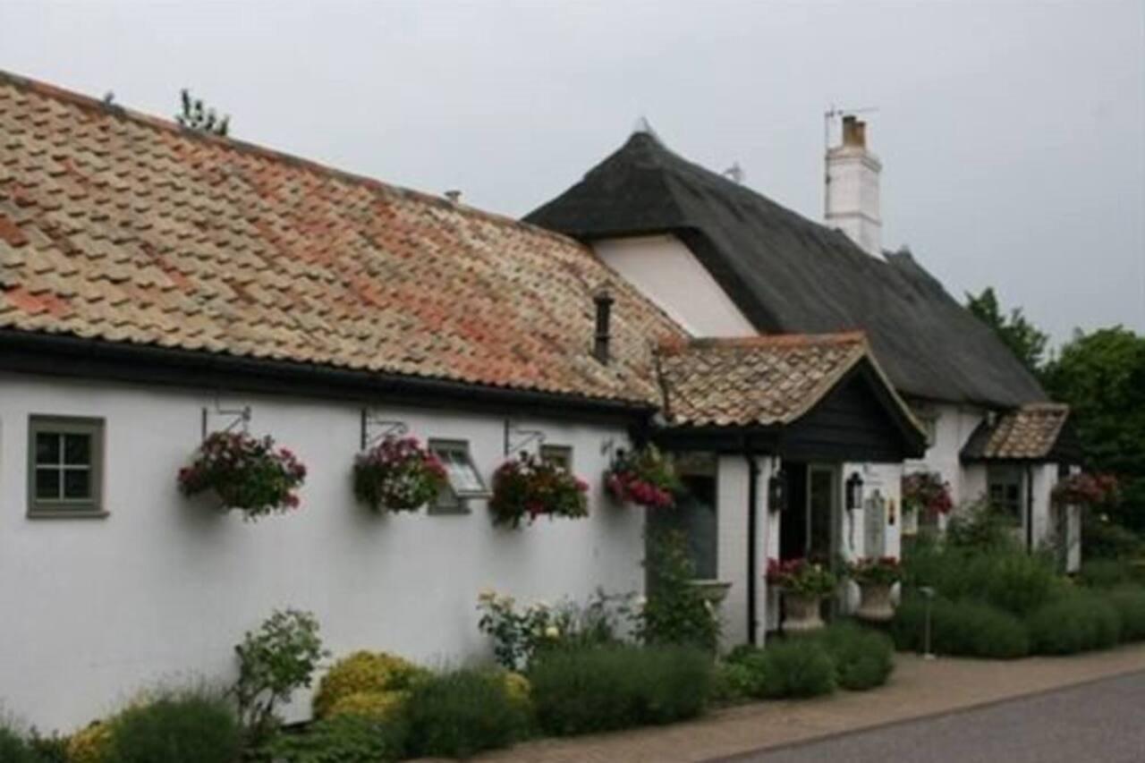 Golden Ball Hotel Elsworth Exterior foto